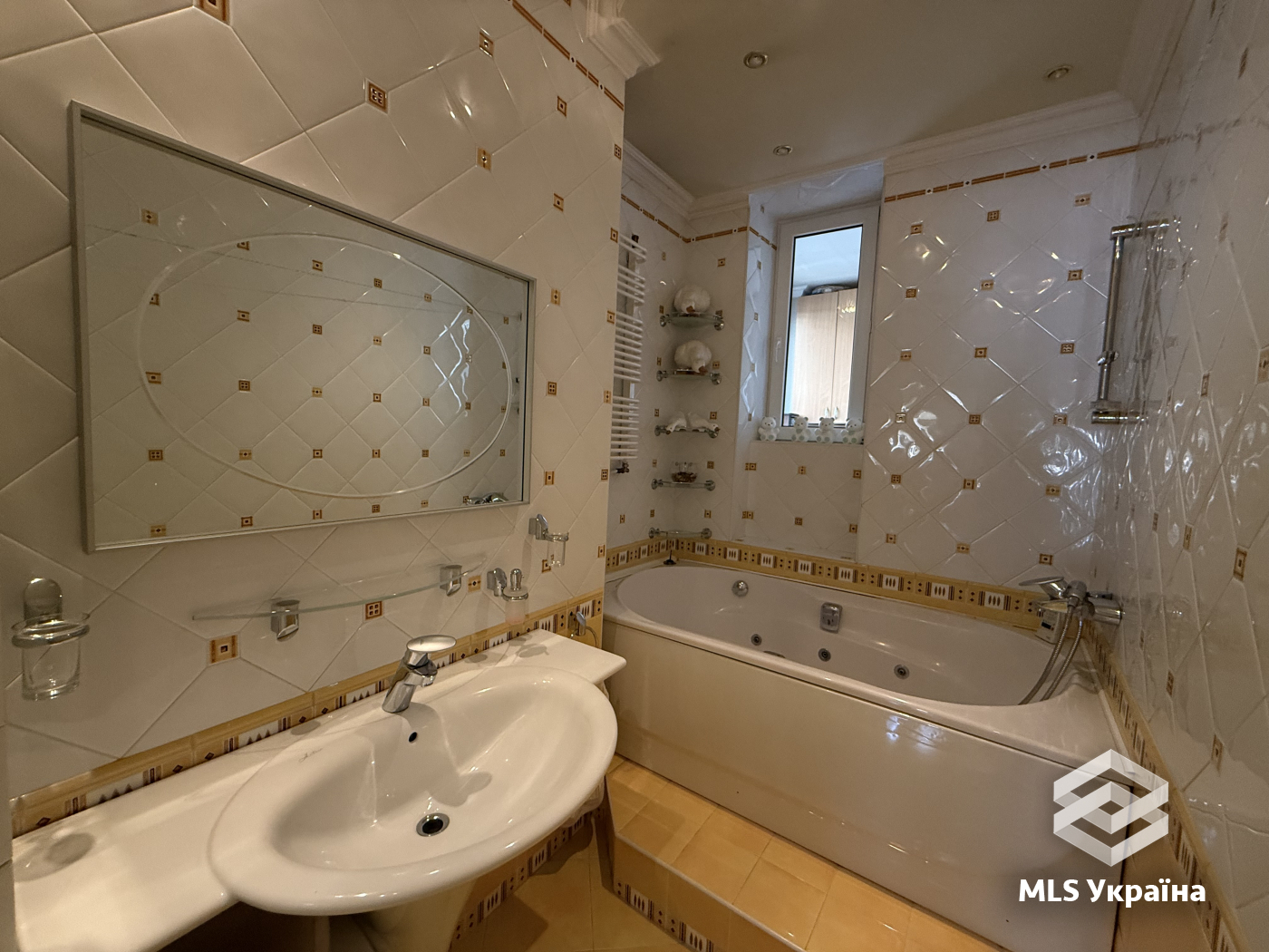 Квартири - м. Чернівці, Центр - 4 кімн., 125 м²