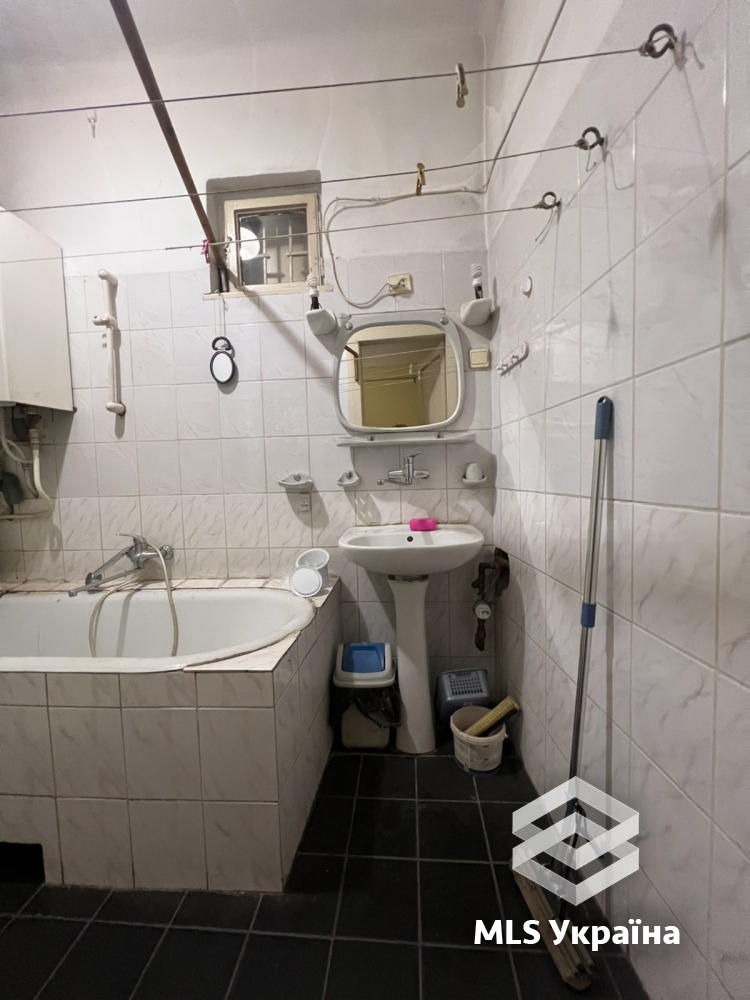 Квартири - м. Чернівці, Центр - 3 кімн., 93 м²