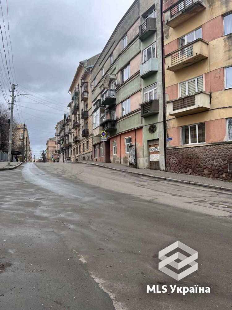 Квартири - м. Чернівці, Центр - 3 кімн., 93 м²