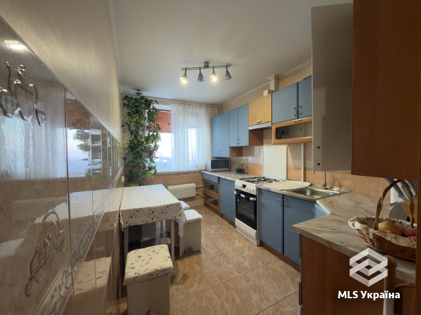 Квартири - м. Чернівці, Фастівська - 3 кімн., 741 м²