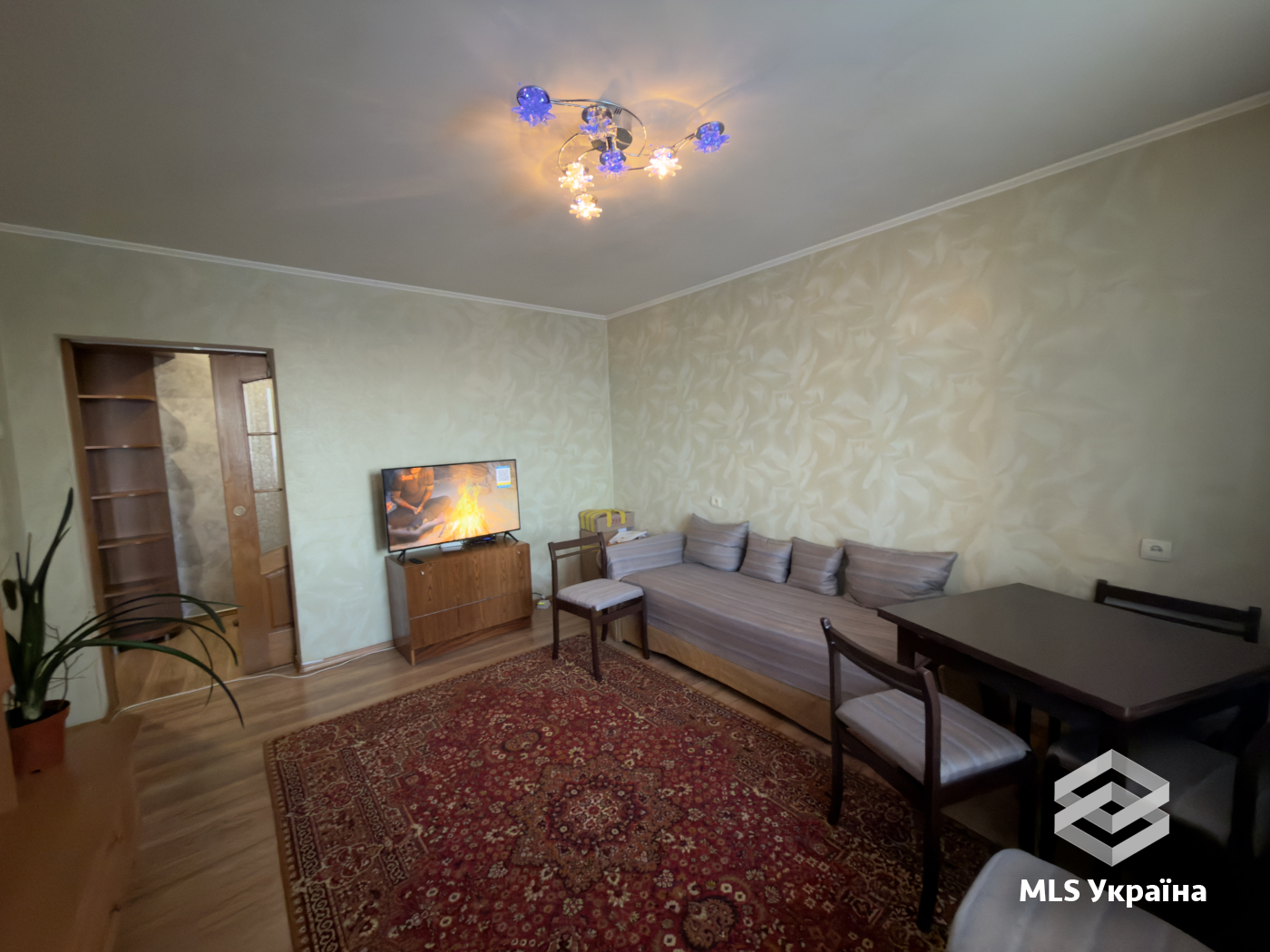 Квартири - м. Чернівці, Фастівська - 3 кімн., 741 м²