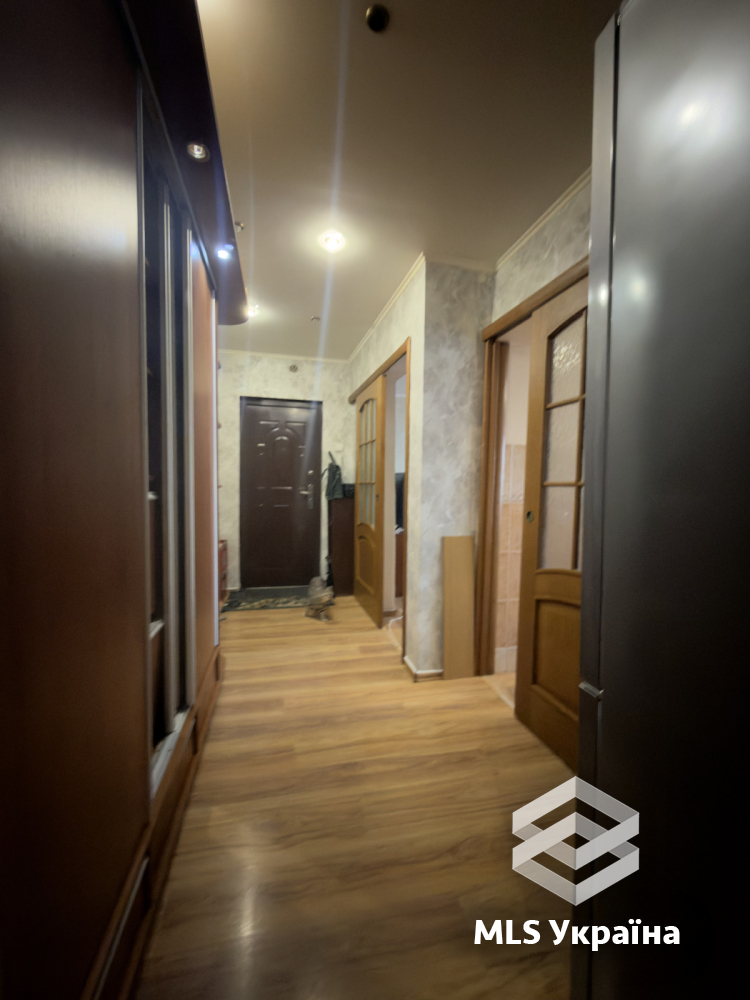 Квартири - м. Чернівці, Фастівська - 3 кімн., 741 м²