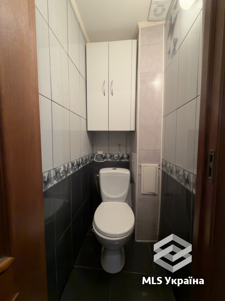 Квартири - м. Чернівці, Фастівська - 3 кімн., 741 м²