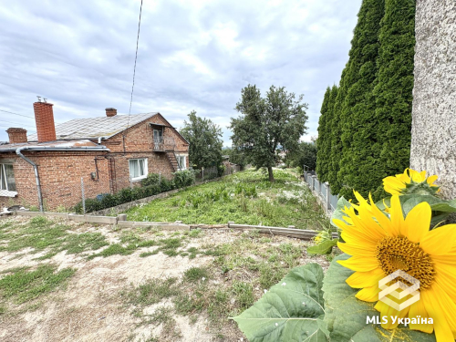 Львівська обл., с. Муроване, вул. Львівська