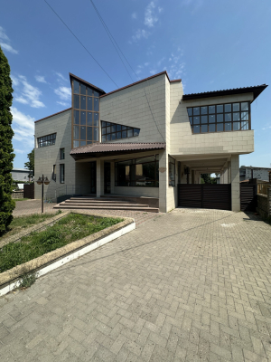 Чернівецька обл., м. Чернівці, вул. Головна